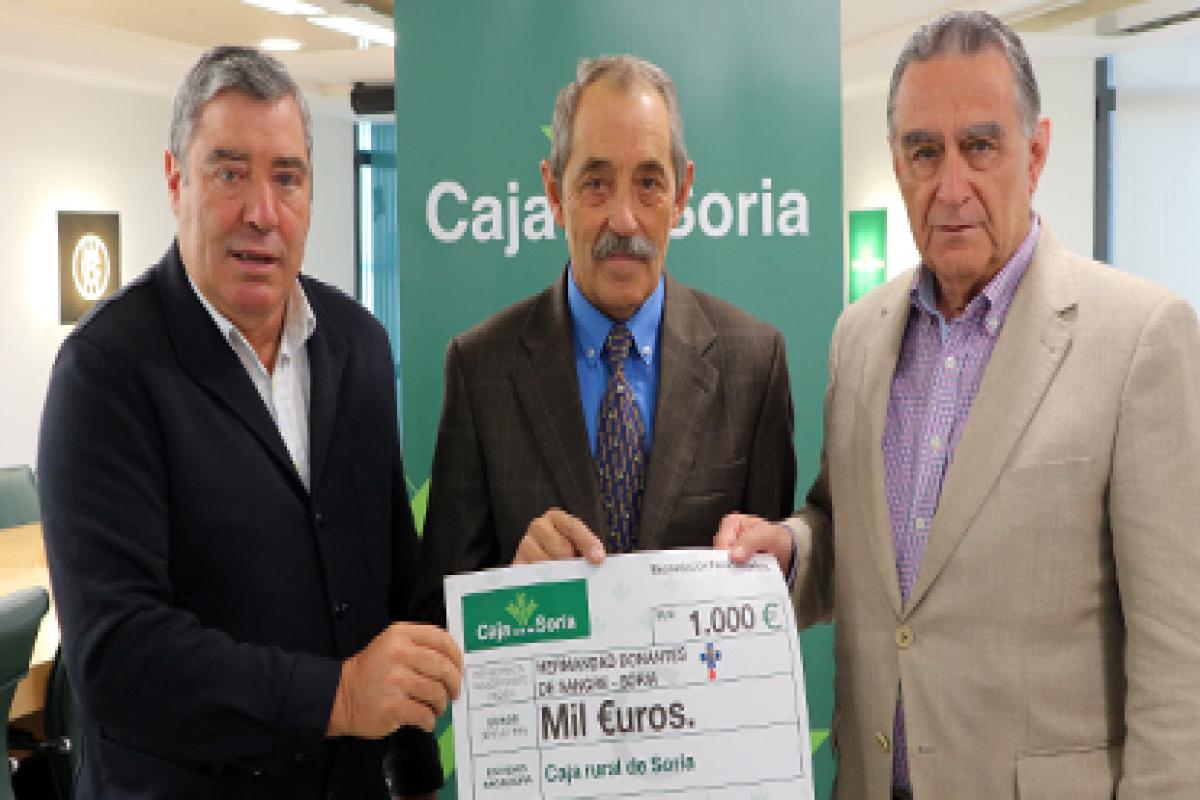 Entrega del cheque de recaudación a la hermandad de Donantes de Sangre