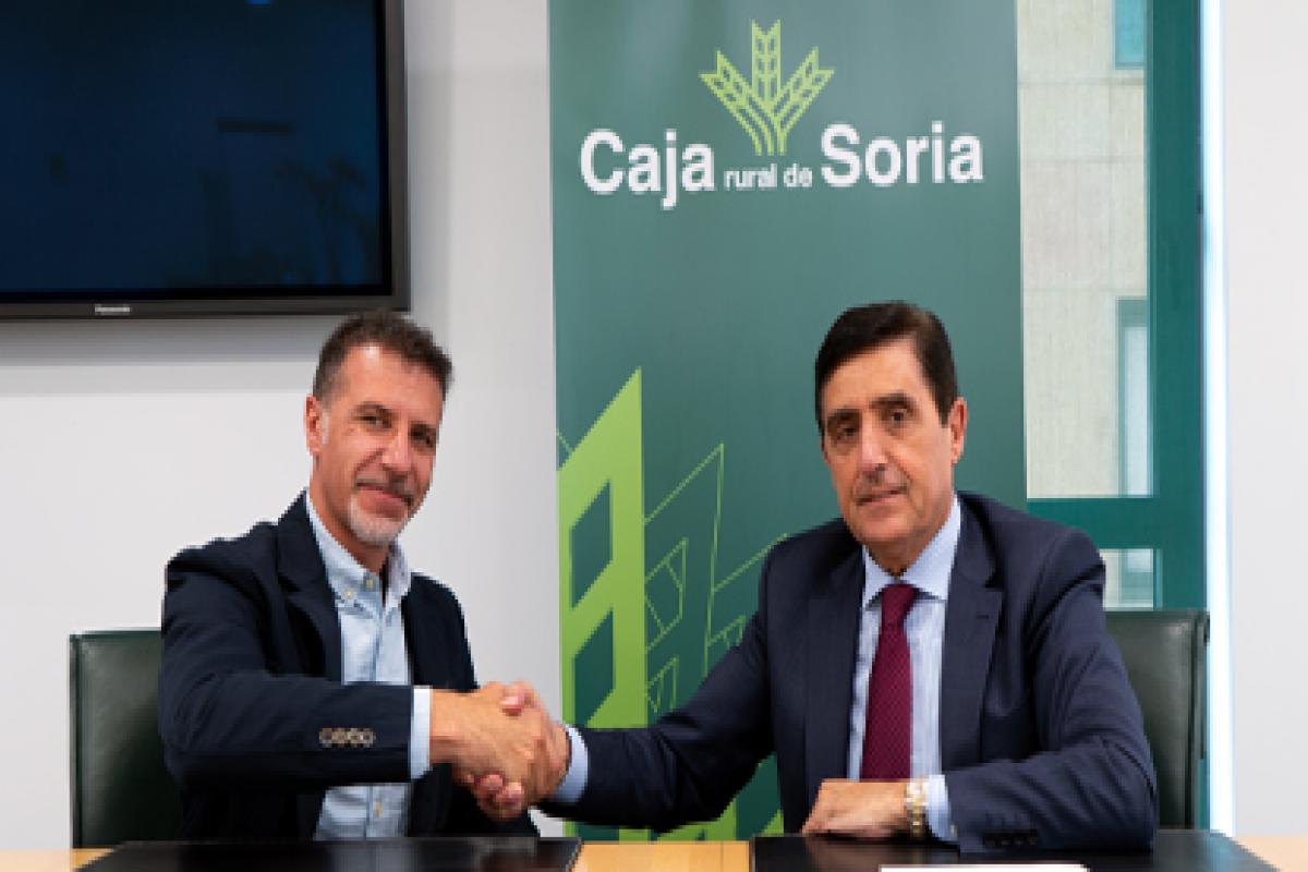 Firma del convenio entre Caja Rural de Soria y la asociación de familiares de Alzheimer de Soria