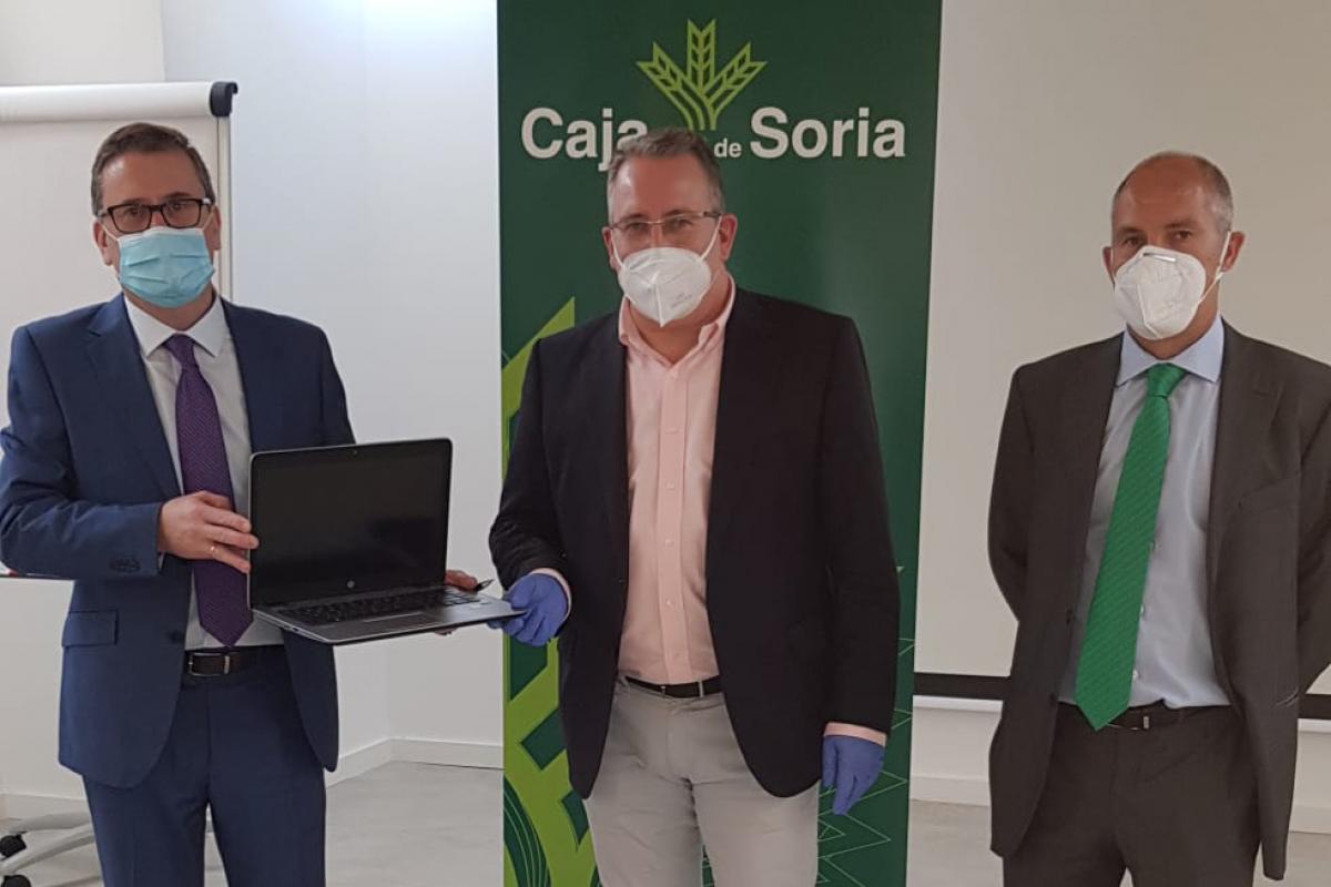 Representantes de ambas entidades tras el acuerdo de entrega de PCs.