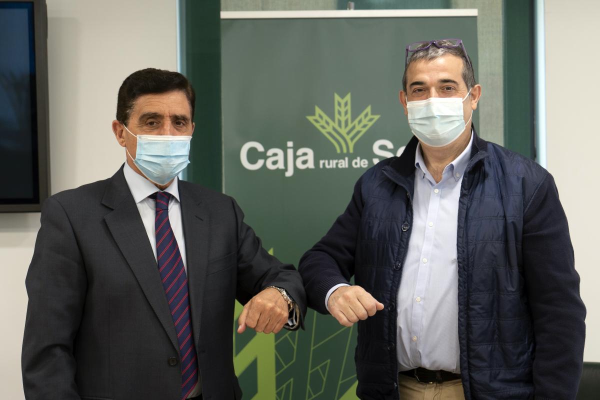 Presidente de Caja Rural de Soria y Presidente de Cámara de Comercio durante la firma del convenio de colaboración para apoyar el emprendimiento