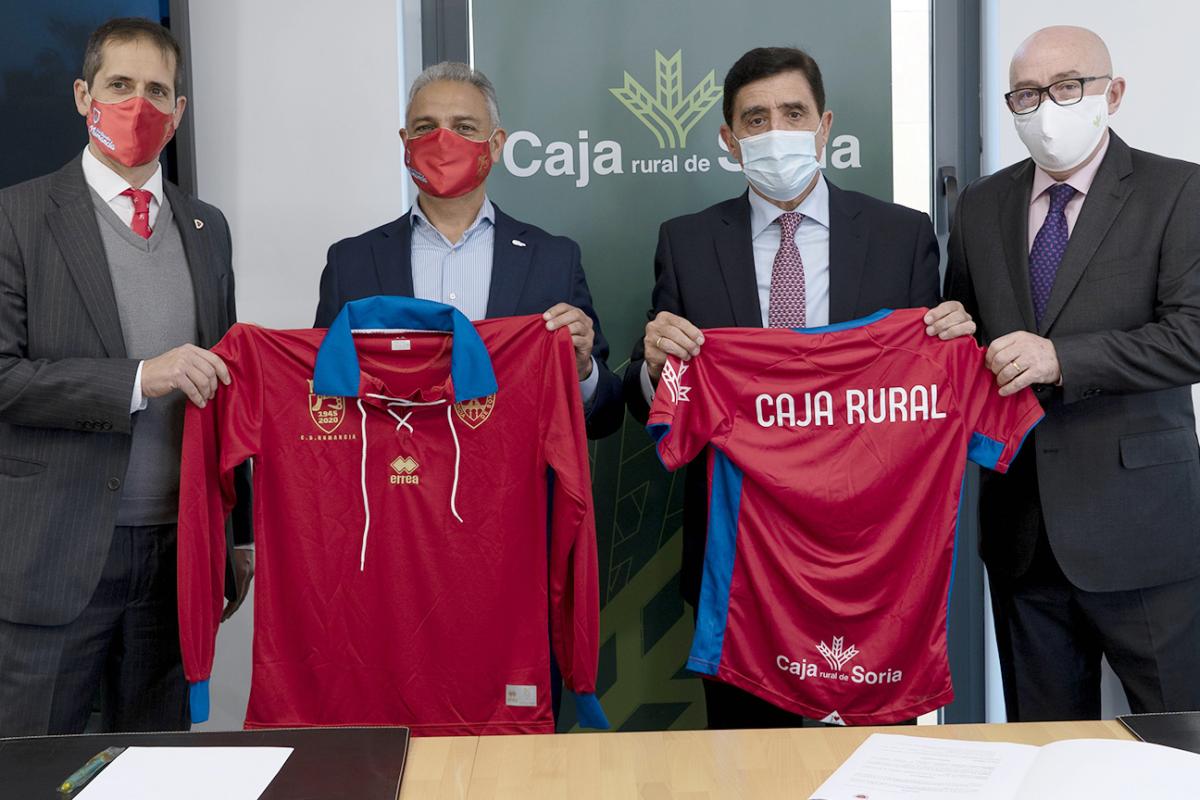 Caja Rural de Soria, y los máximos representantes del consejo de administración del C. D. Numancia, Moisés Israel Garzón y Francisco Velázquez en la fira del convenio de colaboración y patrocinio. 