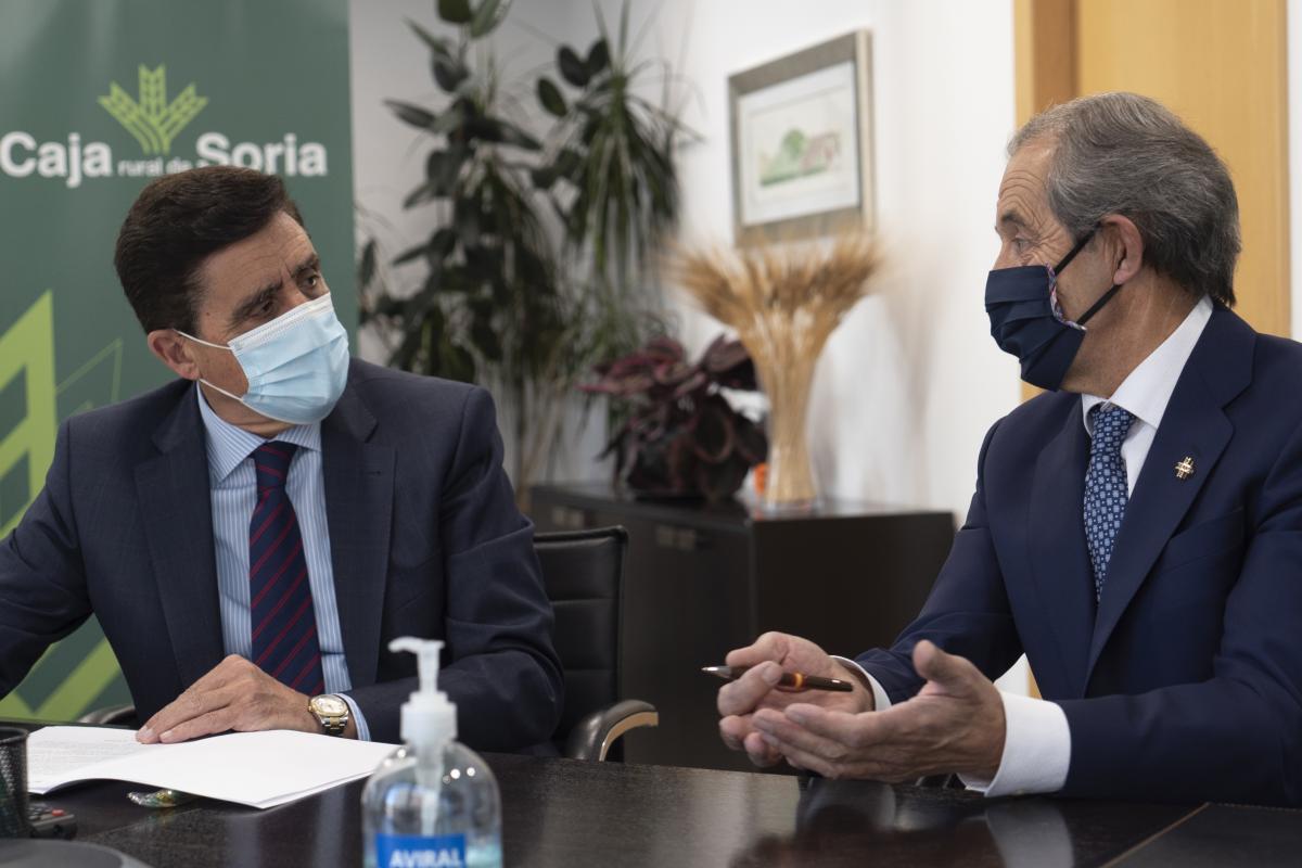 Presidente de Caja Rural de Soria y el Presidente de la Hermandad de Donantes de Sangre de Soria, durante la renovación del convenio de colaboración entre ambas entidades. 
