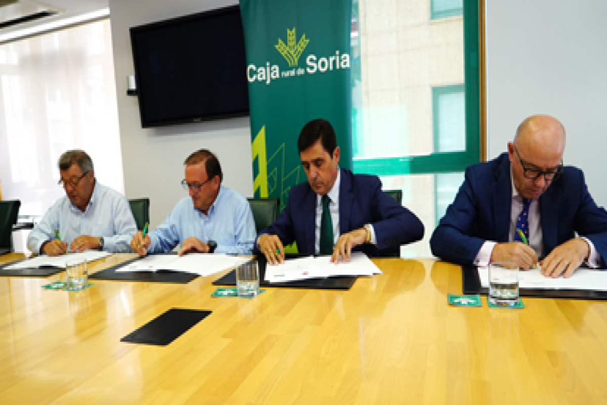 Representantes de ambas entidades durante la firma del convenio de colaboración y patrocinio