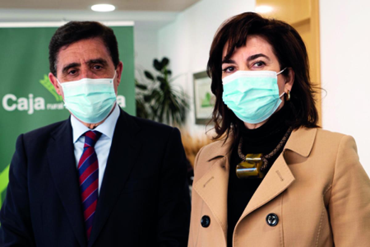 Carlos Martínez, Presidente de Caja Rural de Soria y Reyes Juberías Hernández, en calidad de Presidenta de la Asociación Cultural Soria Edita