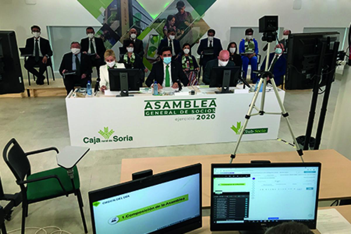 Consejo de Caja Rural de Soria junto a D. Domingo Barca Director General de Caja Rural de Soria y el Presidente D. Carlos Martínez Izquierdo en la Asamblea Genral de Socios 2021