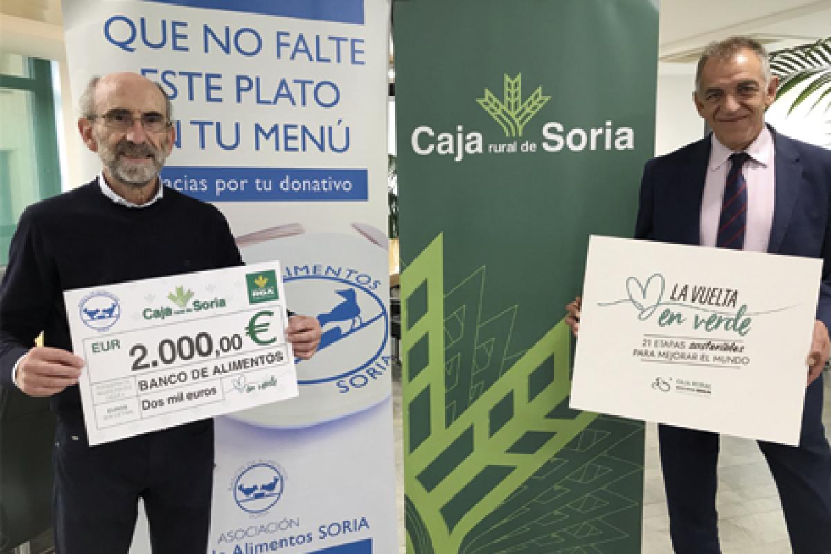 Elías Martínez, responsable de seguros RGA en Soria, y Miguel Moraga, presidente del Banco de Alimentos en Soria posan con el cheque donado por Caja Rural de Soria y RGA por 2.000 € 