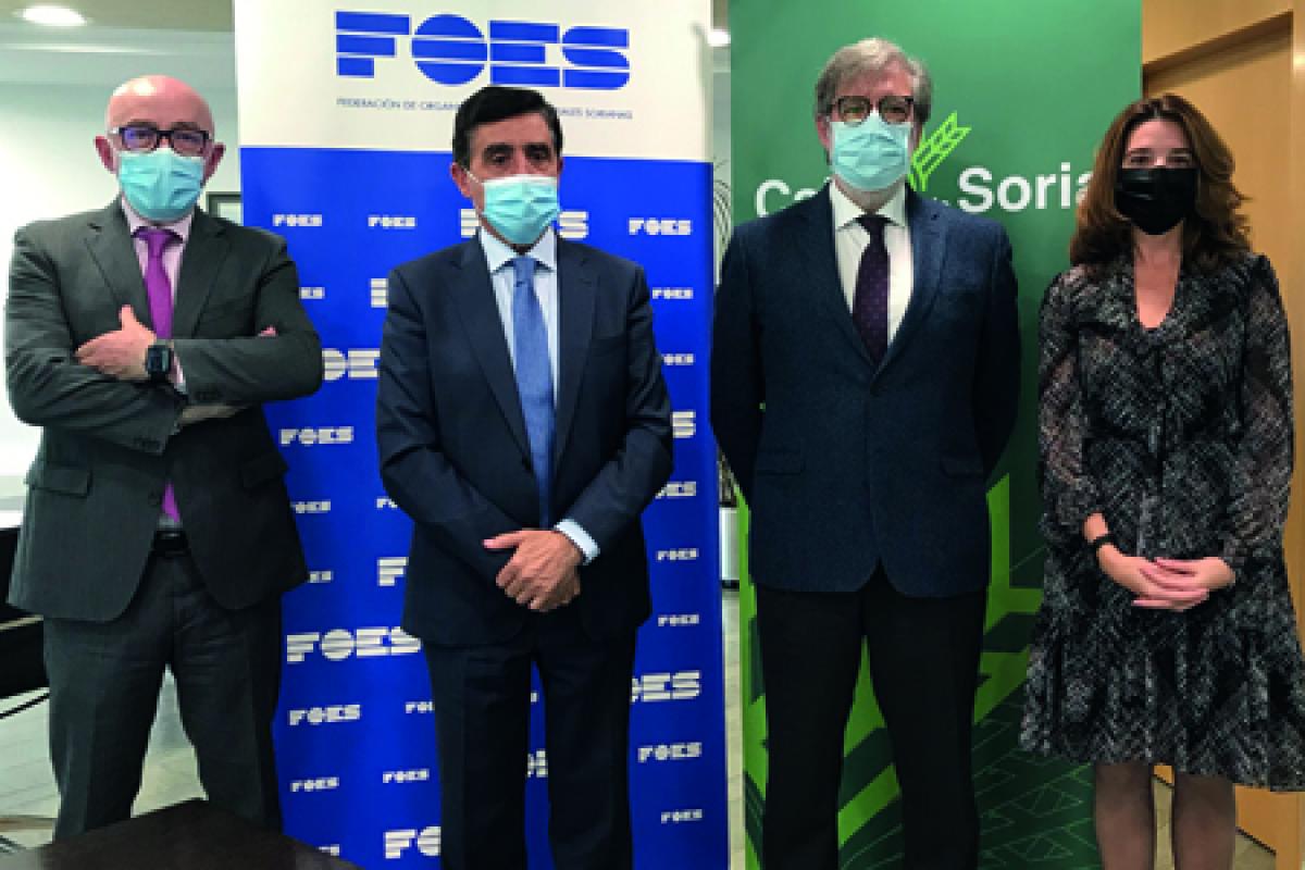 Domingo Barca y Carlos Martínez Izquierdo posan junto a la Dirección de la Federación de Organizaciones Empresariales Sorianas