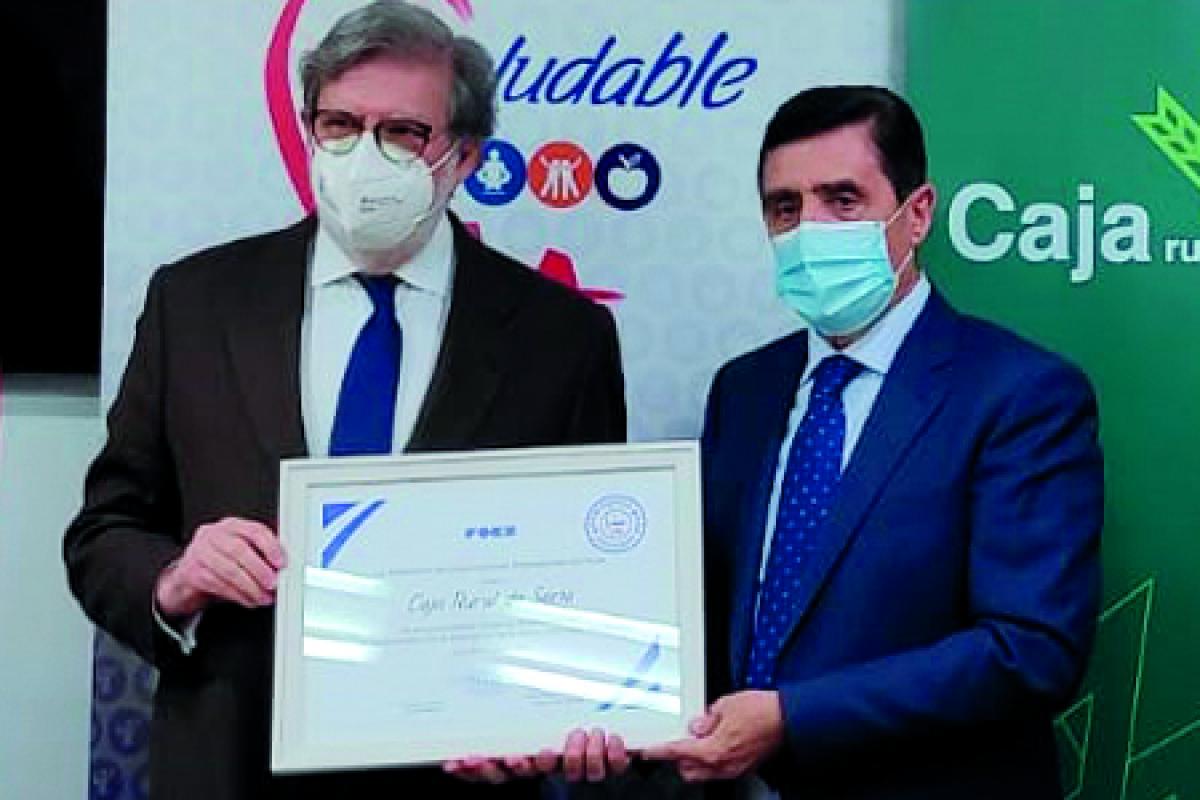 Presidente de FOES Santiago Aparicio, entregando reconocimiento a Carlos Martínez Izquierdo presidente de Caja Rural de Soria
