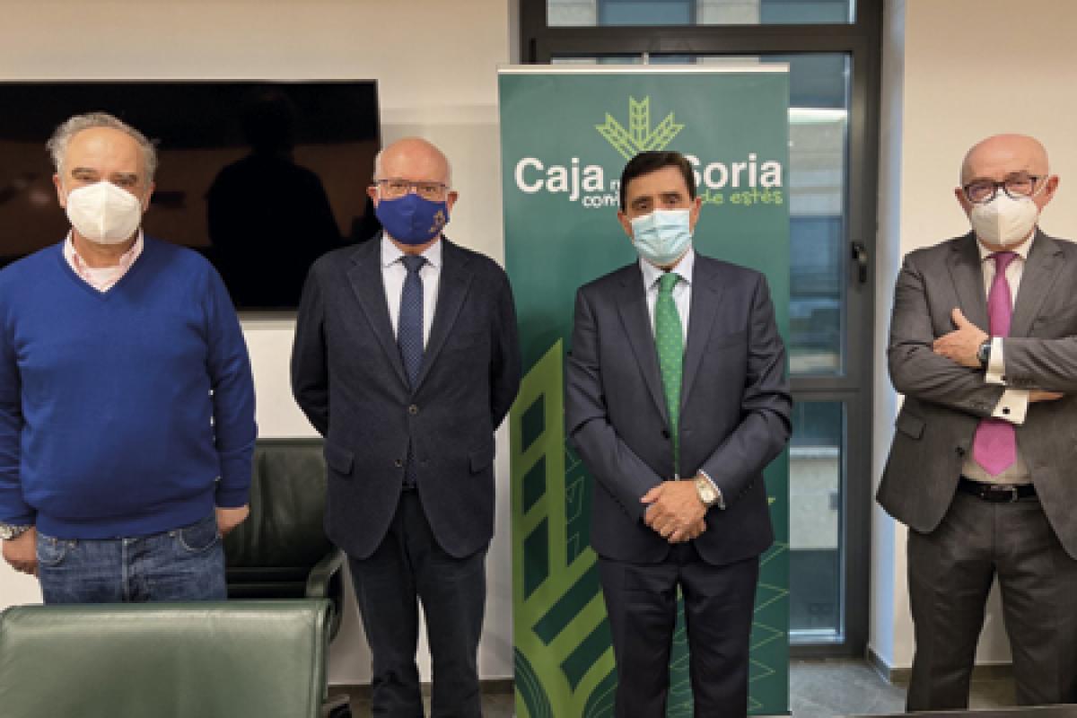 Dirección y Presidencia de Caja Rural de Soria posan junto ala Dirección del colegio Oficial de Médicos de Soria tras firmar un convenio