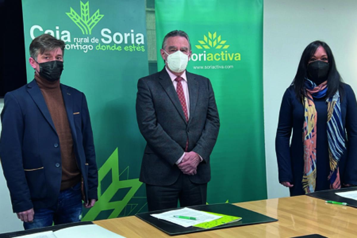 ANSELMO DIRECTOR DE SORIACTIVA POSA JUNTO A REPRESENTANTE DE LA EXCLUSIVA Y LUIS MUNDO DIGITAL TRAS FIRAMR CONVENIO