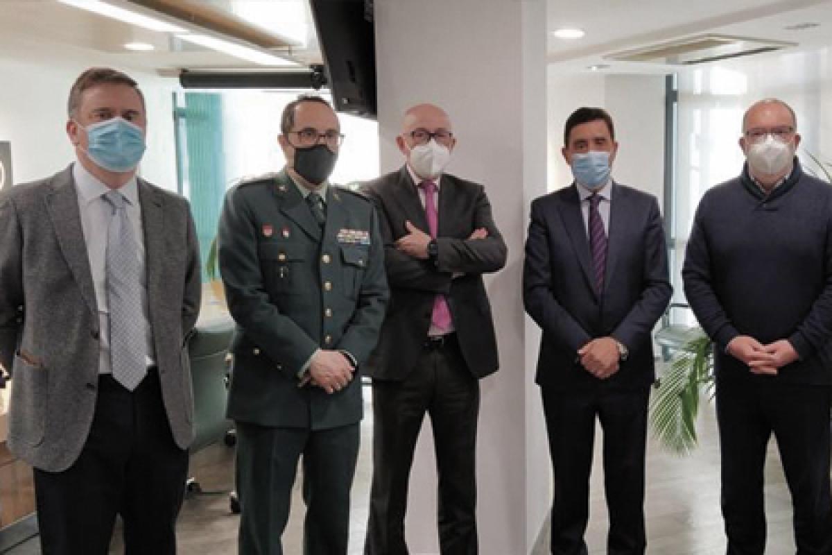 Carlos Martínez Izquierdo, presidente de Caja Rural, Miguel Latorre, subdelegado del Gobierno en Soria, Andrés Manuel Velarde, teniente coronel jefe de la Comandancia de la Guardia Civil de Soria y Domingo Barca, director general de Caja y Miguel Antonio Rehbein de Caja Rural de Soria posan tras la donación del dron