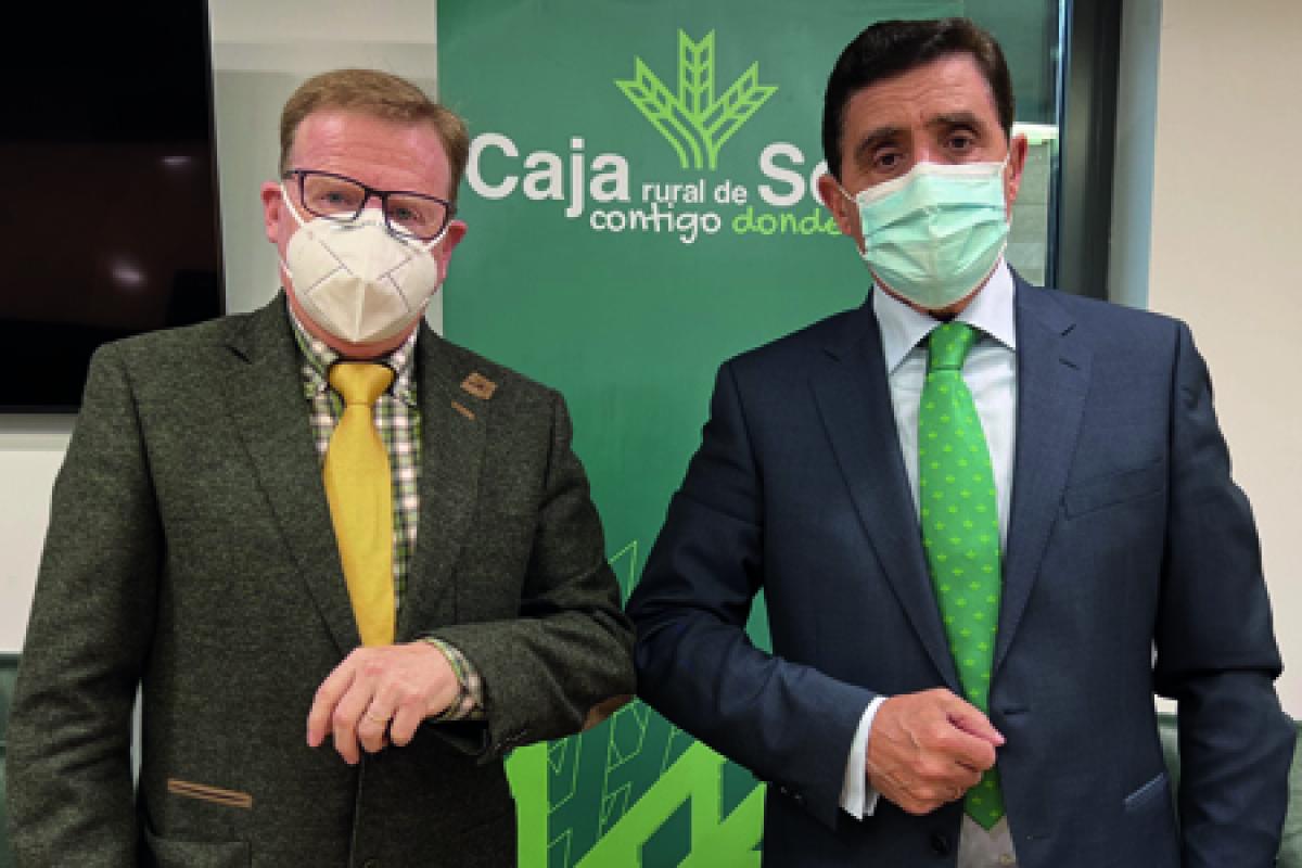 El presidente de Caja Rural de Soria, Carlos Martínez Izquierdo y el presidente de la Junta Provincial de la Asociación Española Contra el Cáncer, Jesús Aguarón.