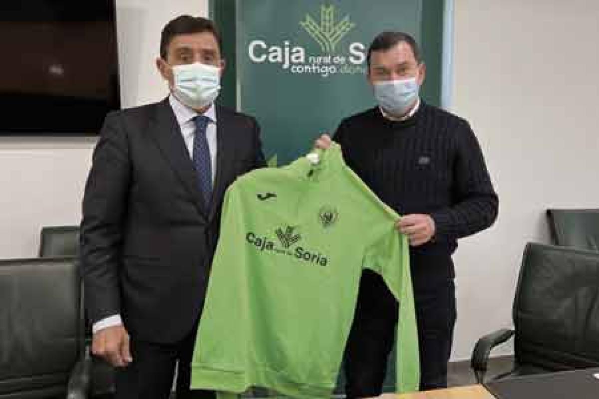 Carlos Martínez Izquierdo, presidente de Caja Rural de Soria, y Tito Hernansanz, presidente del San José; posan con masarilla mientras sujetan una camiseta del Club Deportivo San José