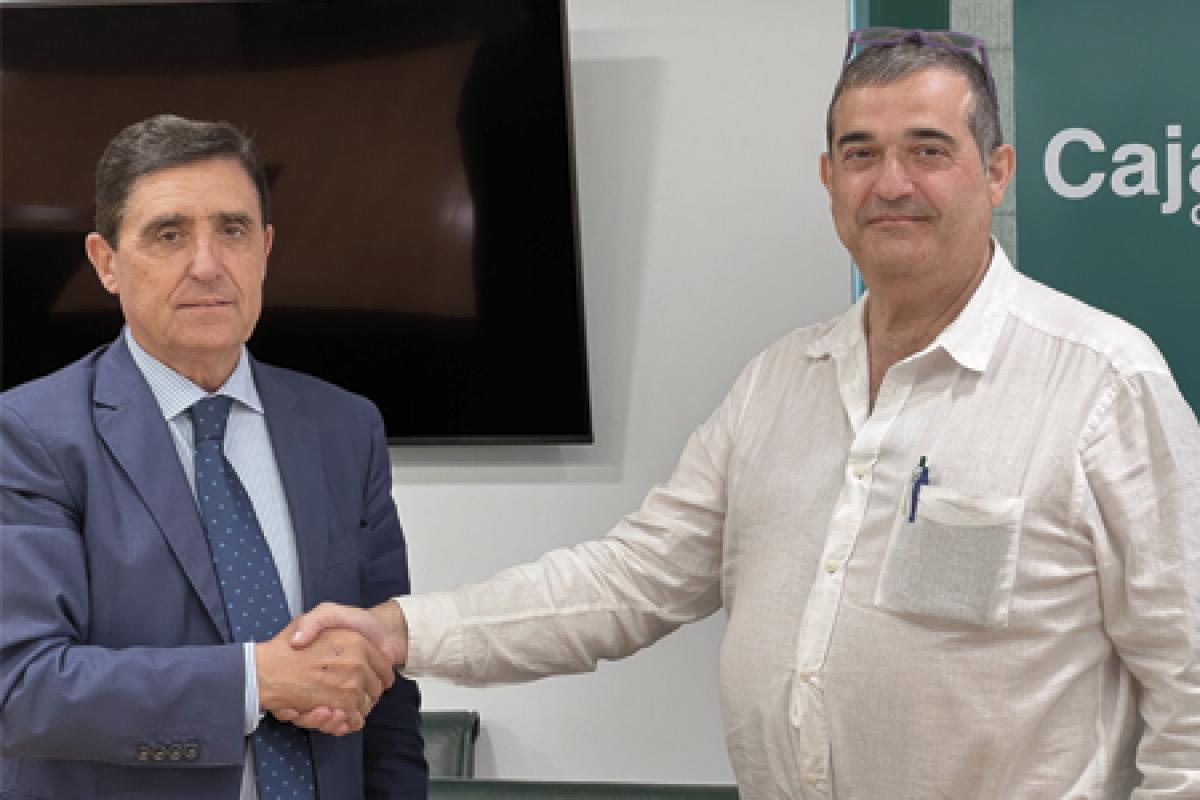 El presidente de la Caja Rural de Soria, Carlos Martínez, y el presidente de la Cámara de Comercio de Soria, Alberto Santamaría, posan en un apretón de manos.
