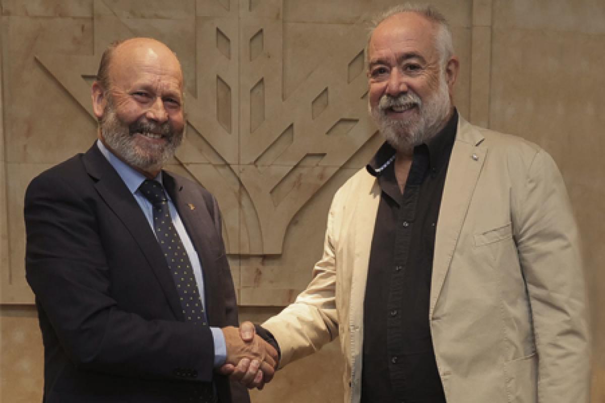 Presidente de la UCAR, D. Ernesto Moronta Vicente y el Presidente de la FBCYL, D. Óscar Castañeda Robles posandelnte de una espiga tallada en piedra