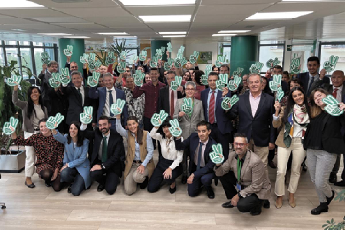 La plantilla de Caja Rural de Soria posa con las manos en cartulina