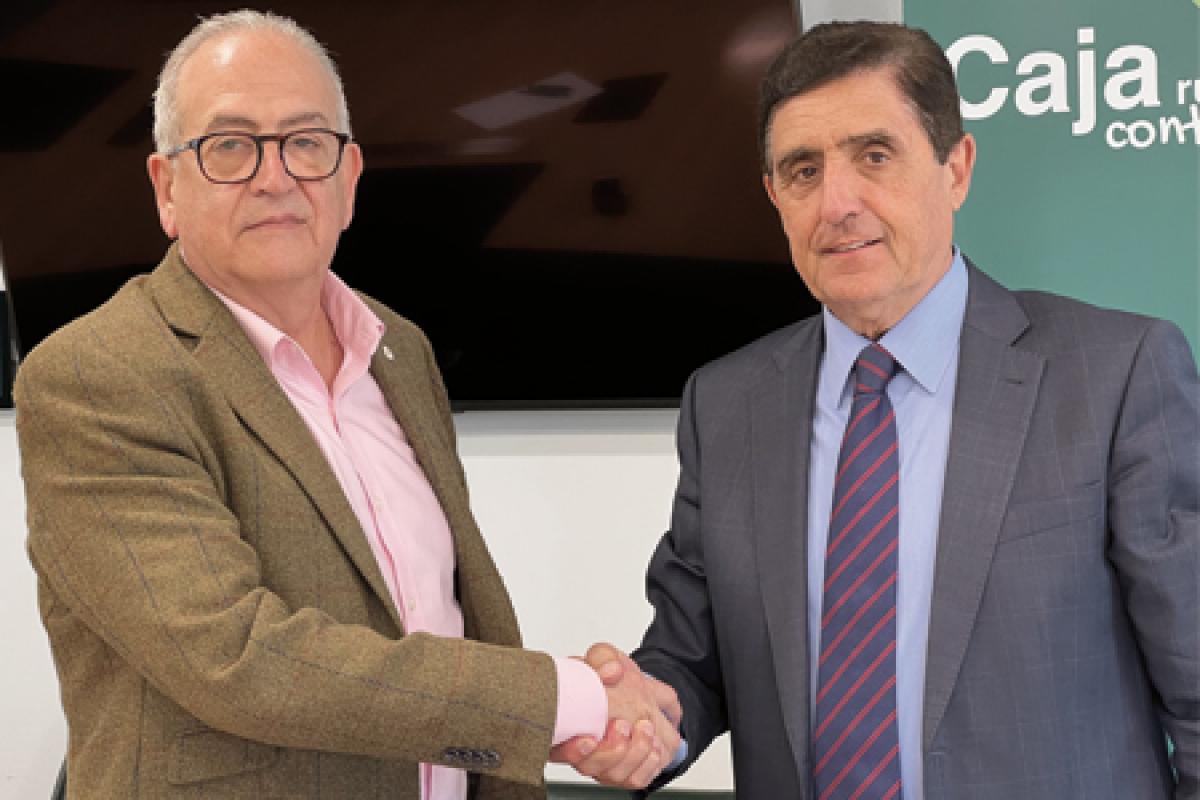 Carlos Martínez, presidente de Caja Rural y Modesto Fernández, presidente de Cruz Roja en Soria estrechan la mano