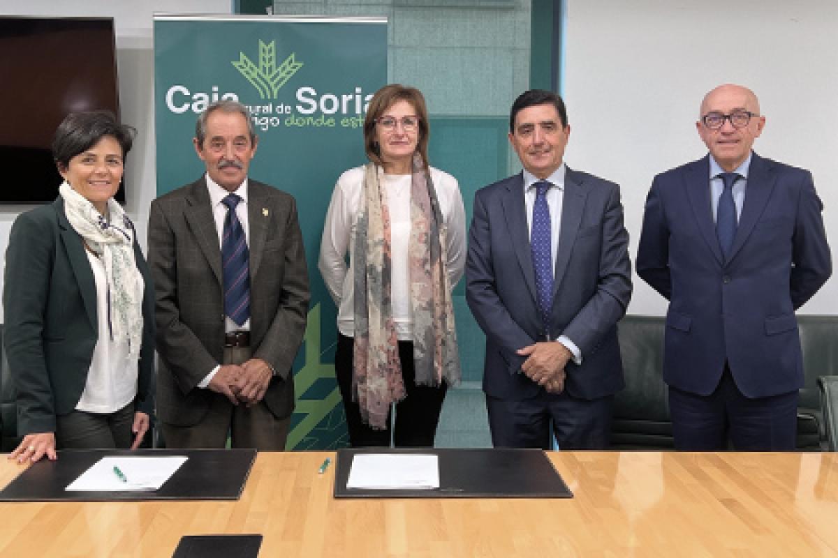 Miembros de la hermandad de Donantes de Sangre y Caja Rural de Soria posan tras la firma del convenio