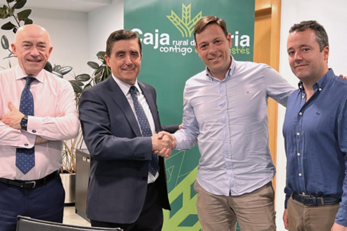 De izquierda a derecha: Domingo Barca y Carlos Martínez (Caja Rural de Soria) y Gonzalo Irigoyen y Eduardo Madurga (CD Calasanz)