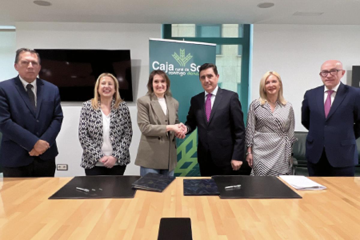Consejera de Educación, Rocío Lucas, presidente de la Caja, Carlos Martínez y Blanca García posan