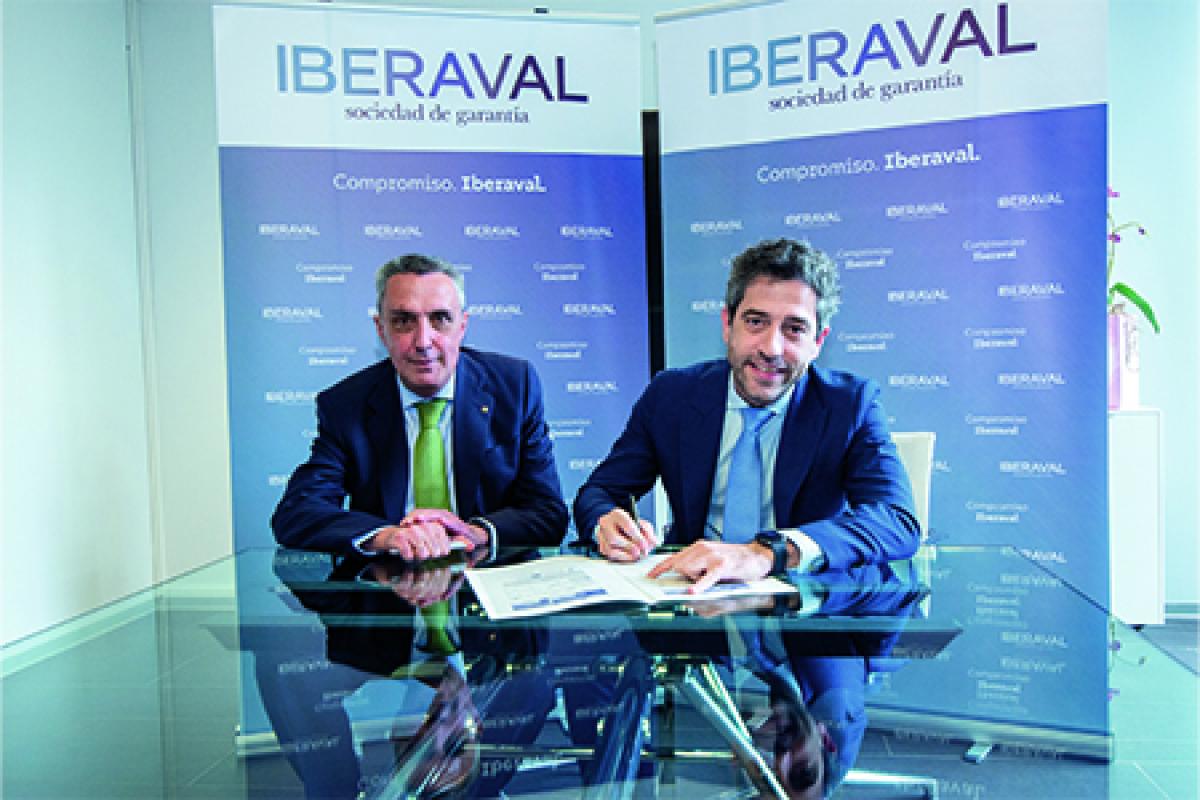 Valentín Díez, Director de Riesgos de la Caja Rural posa junto a César Pontvianne, presidente de Iberaval
