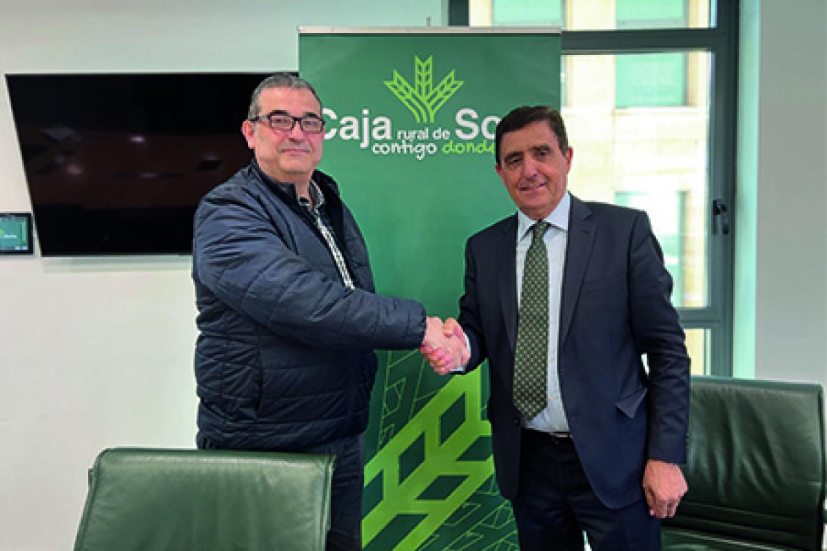 Carlos Martínez, presidente de la Caja Rural de Soria, posa junto a Alberto Santamaría, presidente de la Cámara de Comercio