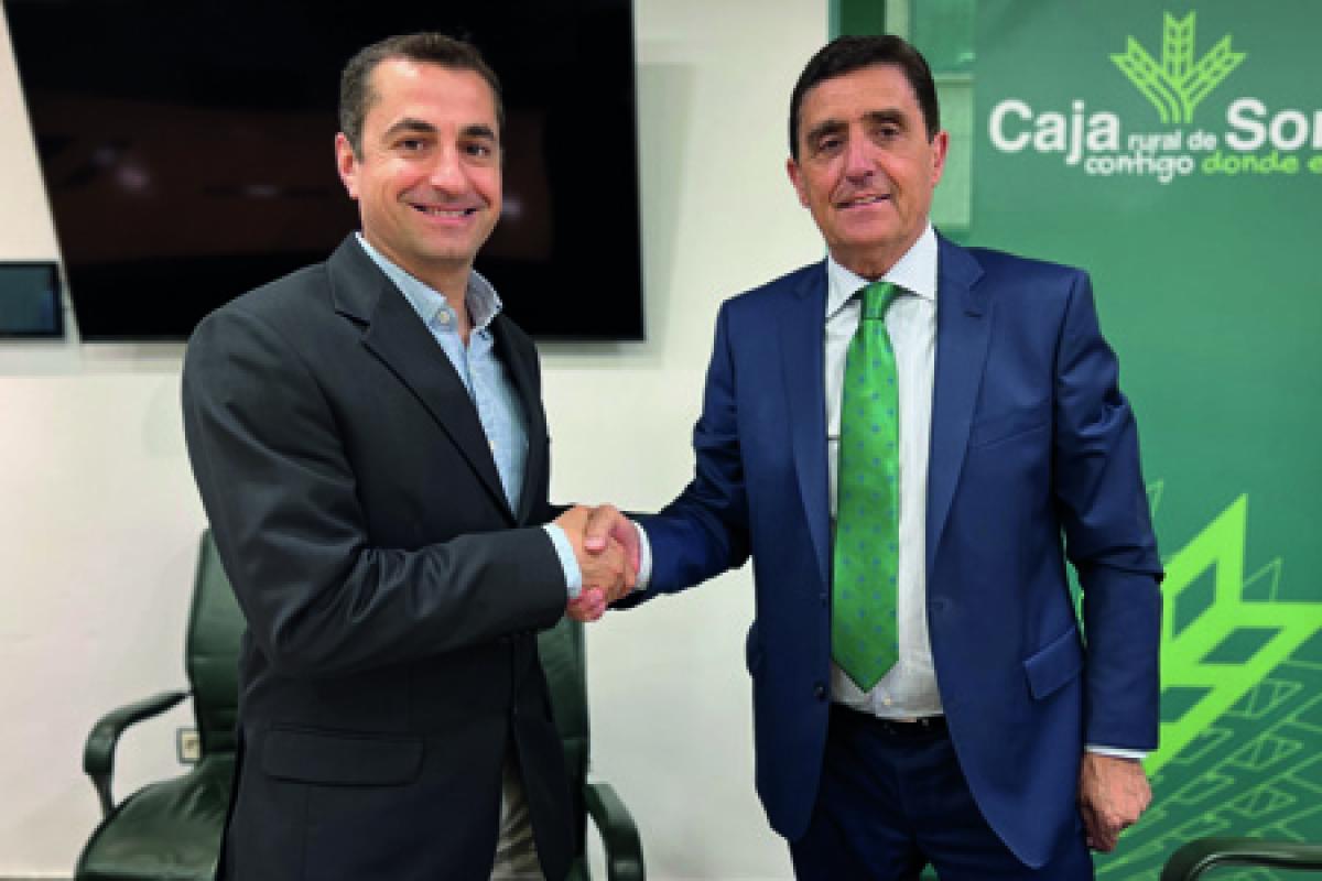 presidente de Caja Rural de Soria, Carlos Martínez y Alberto Martín Marín, director de Cáritas Diocesana de Osma-Soria se estrechan la mano mientras miran a cámara
