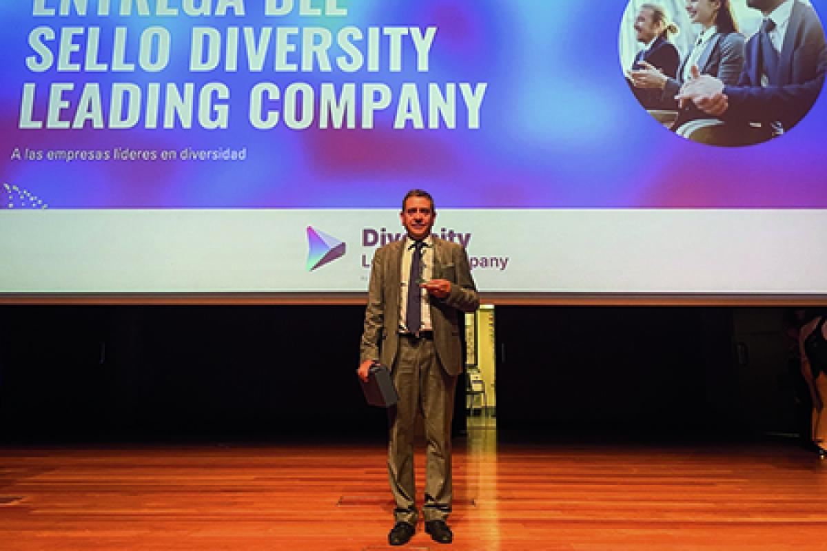 Fernando Martín, Director de RRHH de Caja Rural de Soria recibe el  premio Diversity Leading Company