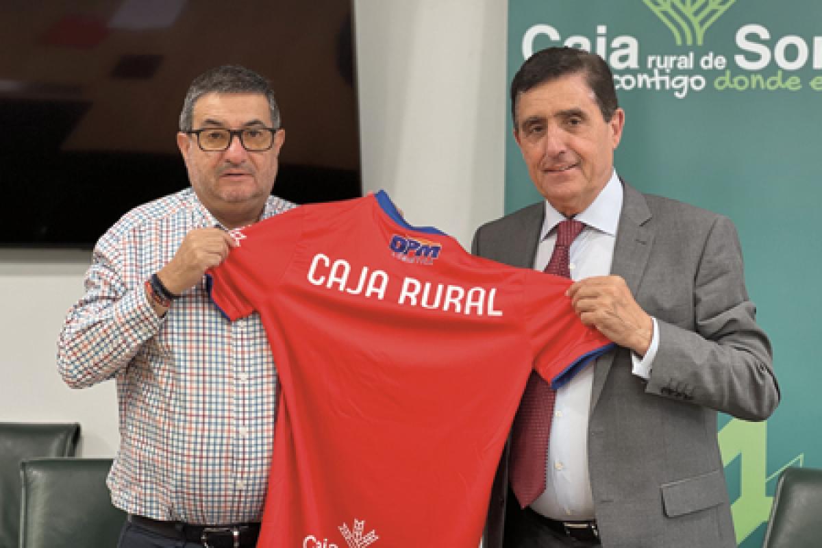 Carlos Martínez Izquierdo, presidente de Caja Rural de Soria, y Santiago Morales, presidente del C.D. Numancia, sujetan juntos una camiseta con el nombre de Caja Rural