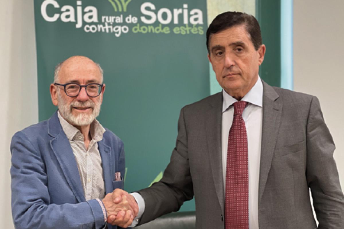 Carlos Martinez Izquierdo, presidente de la Caja, y Miguel Tugores, presidente de DEARTE, se estrechan la mano.