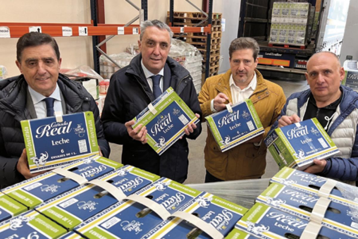 Carlos Martínez, y del presidente del Banco de Alimentos, Óscar Arancón, Jesus Gallardo de Cañada Real y Valentín Diez, director de riesgos de Caja Rural además y un voluntario de la asociación posan con una caja de leche rodeados de más cajas de leche Cañada Real.