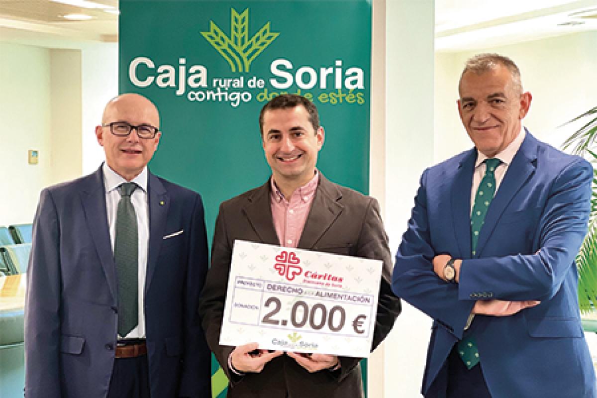 Elías Martínez Ridruejo y Juan Antonio Tierno posan junto al Presidente de Cáritas con el Cheque del Día Solidario