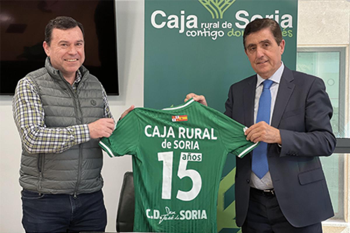 Carlos Marínez Izquierdo posa junto a Agapito Hernansanz sujetan una camiseta del CD San José con el número 15