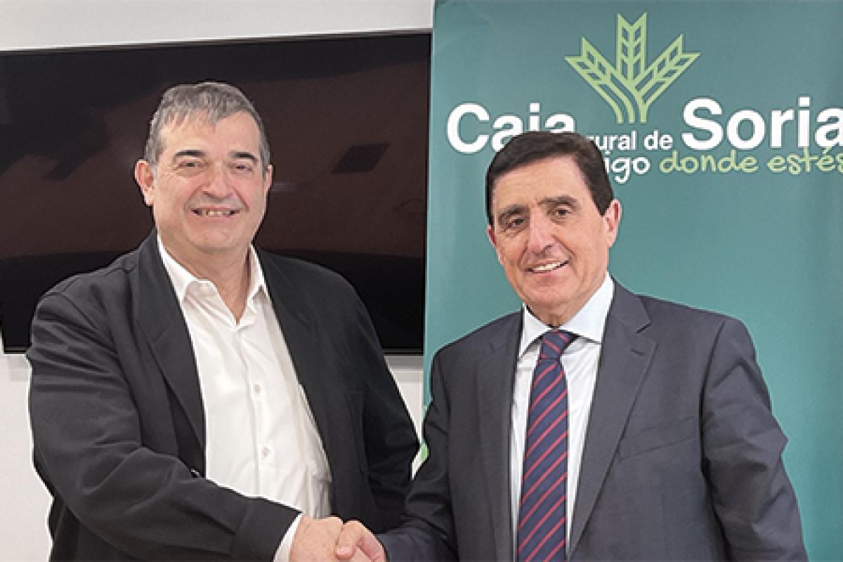 Carlos Martínez Izquierdo, presidente de Caja Rural de Soria, y Alberto Santamaría Calvo, presidente de la Asociación Celtibérica Tierraquemada, se estrechan la mano