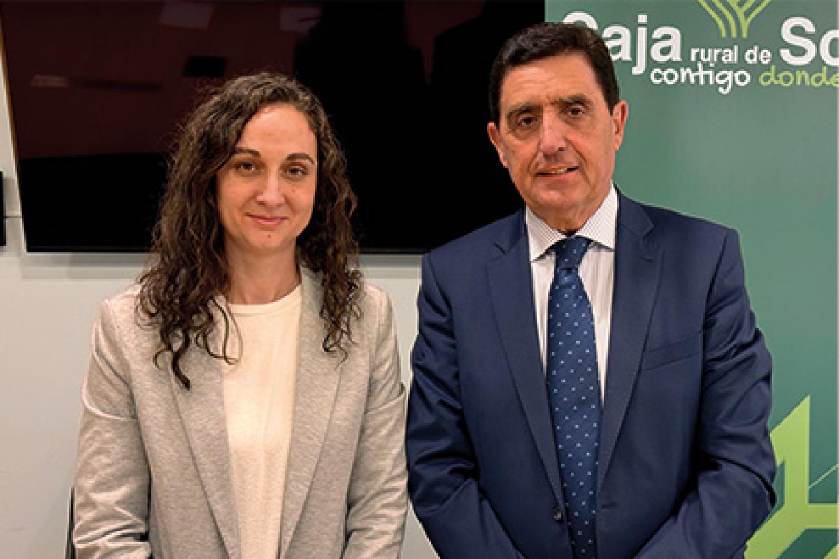 presidente de Caja Rural de Soria, Carlos Martínez Izquierdo y Carolina Romero Plazas, alcaldesa de Abejar posan frente a la cámara