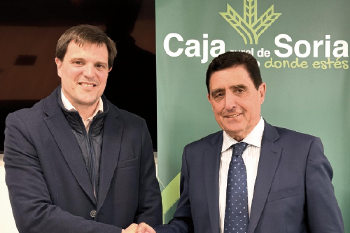 Carlos Martínez, Presidente de Caja Rural y Javier Alonso, Presidente del Colegio de Farmacéuticos de Soria se estrechan la mano.