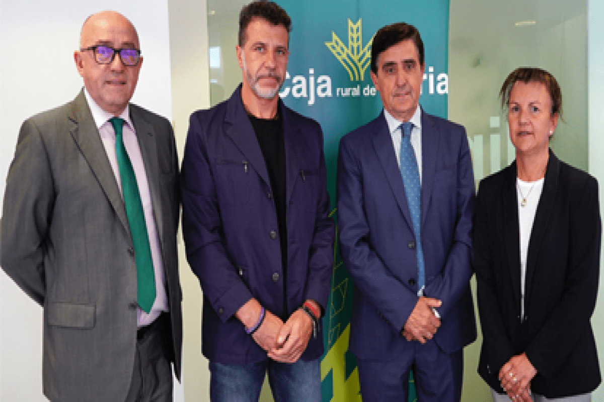 Firma de convenio entre Caja Rural de Soria y la Asociación de familiares de Alzheimer de Soria.