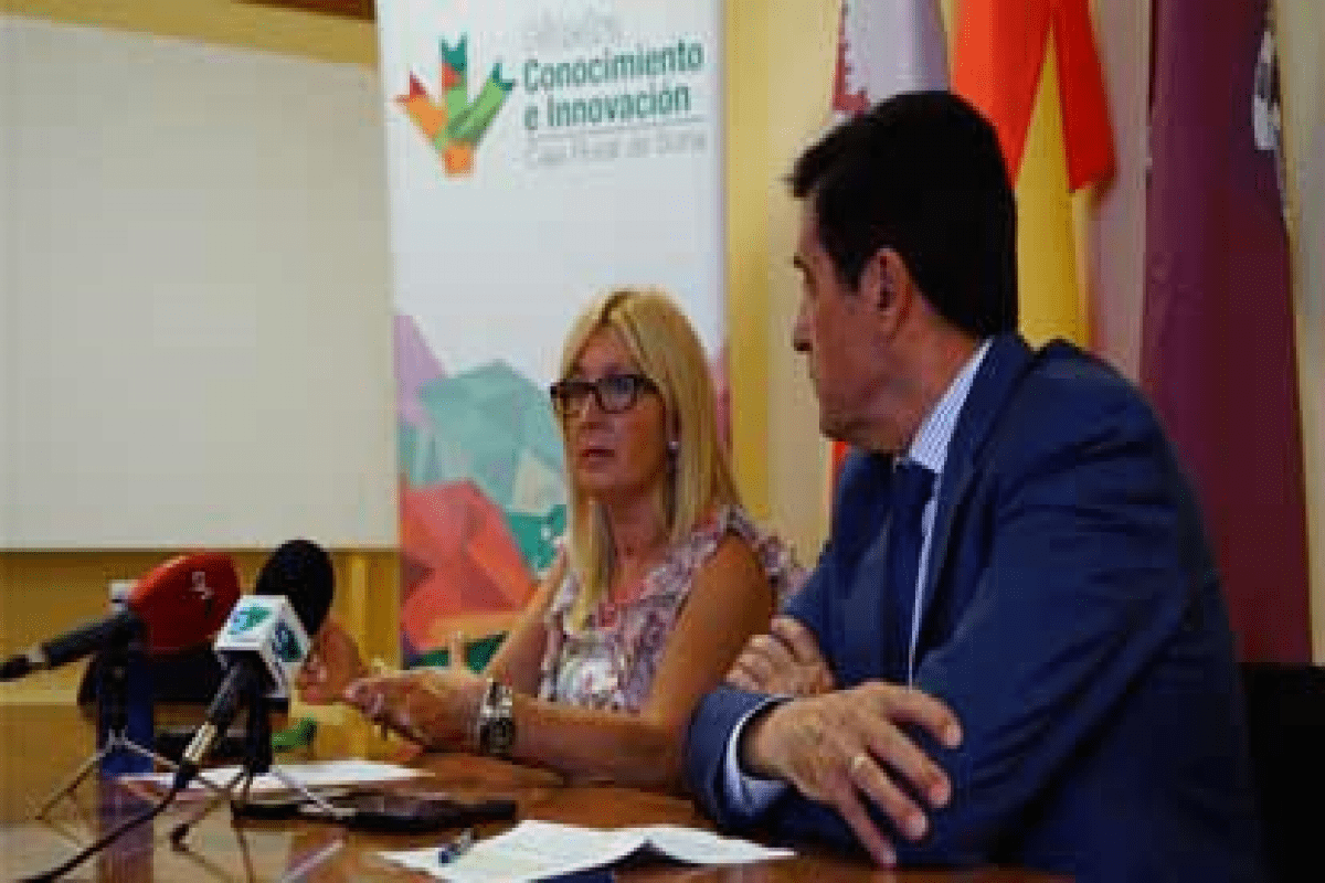 Carlos Martínez, Presidente de Caja Rural y Blanca García, Directora de la Cátedra.