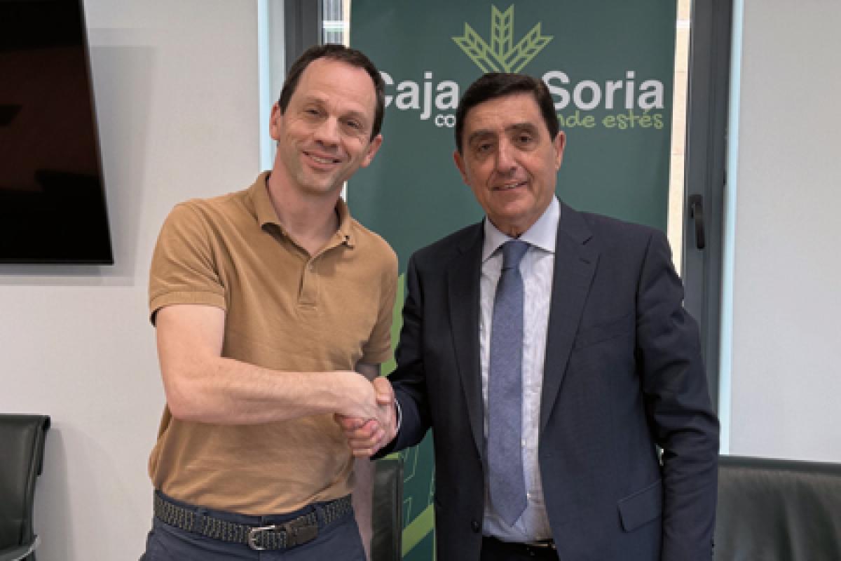 Carlos Martínez, presidente de Caja Rural de Soria, y Rodrigo Gómez, presidente del Club Soria Baloncesto estrechan sus manos