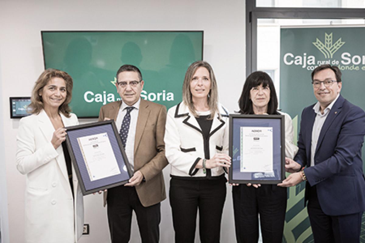  Pencho Herrero, director de AENOR en Castilla y León, y Susana Estudillos, mánager de Sostenibilidad Social de AENOR, quienes hicieron entrega del reconocimiento a María del Carmen Gil de Gómez (subdirectora general de Caja Rural de Soria), Fernando Martín (director de Recursos Humanos) y Raquel Francés (técnico de Recursos Humanos de la entidad)