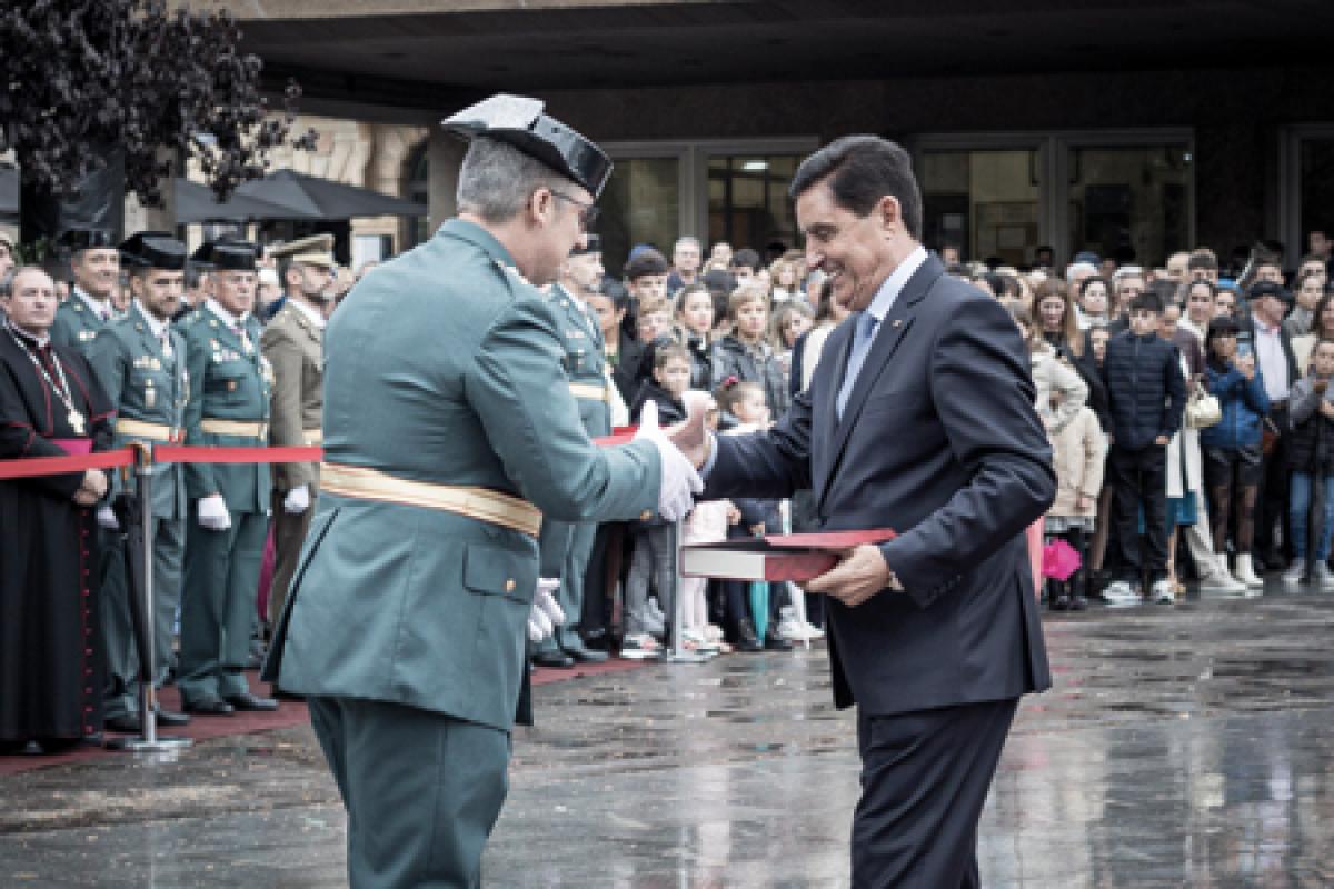 Teniente Coronel Jefe de la Comandancia de Soria, Sergio Peñarroya Grande, entrega la placa de reconocimiento al presidente de Caja Rural de Soria, Carlos Martínez Izquierdo.