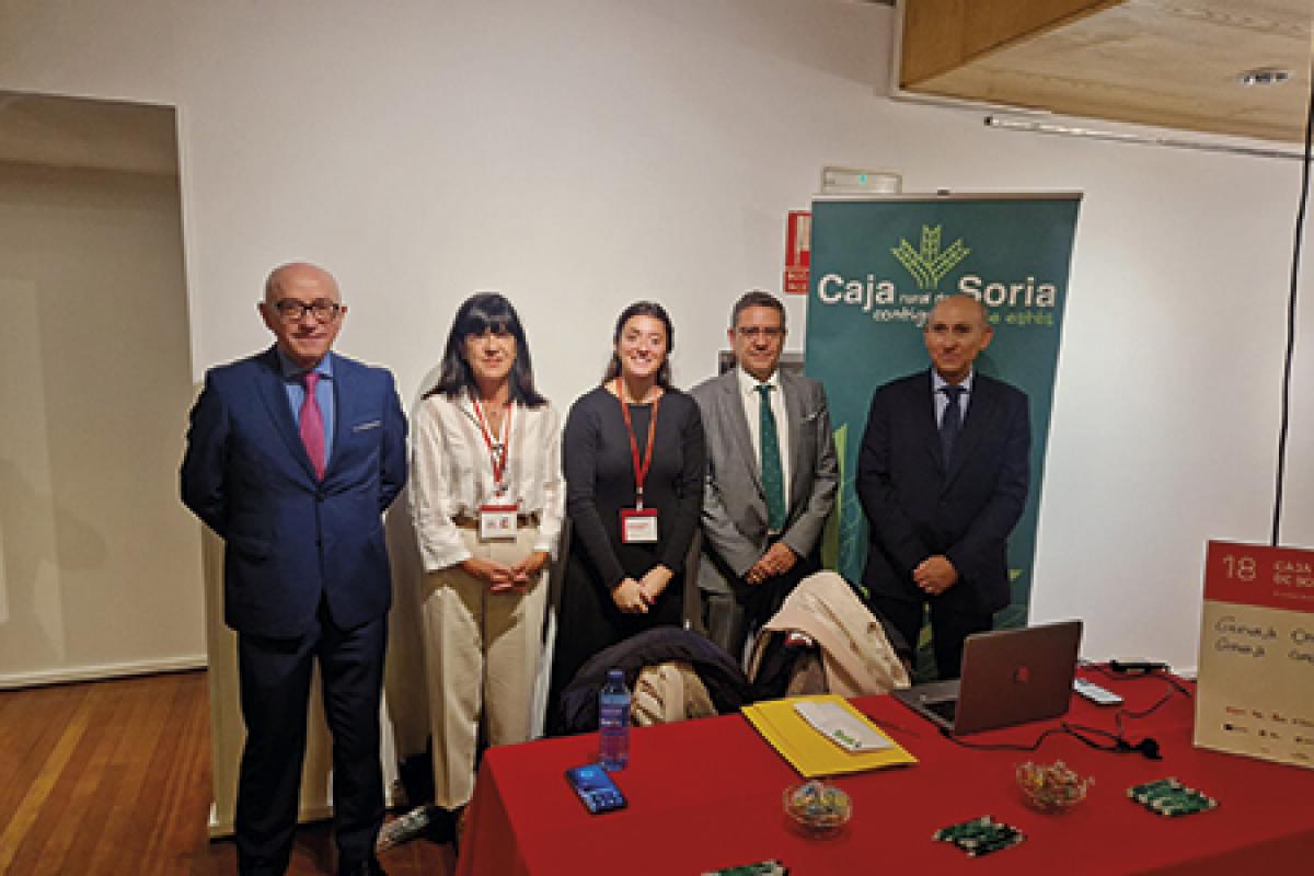 Domingo Barca Director General de Caja Rural de Soria posa junto al Área de Recursos Humanos de la Caja, Raquel Francés, Cristina Sanz Barranco y Fernando Martín González.