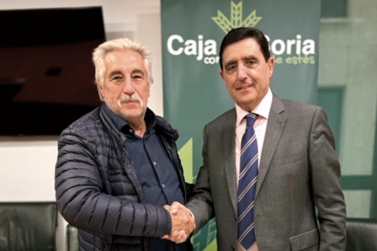 Carlos Martínez Izquierdo, presidente de Caja Rural de Soria, y Carlos Heras, presidente del Club Balonmano Soria, estrechan sus manos