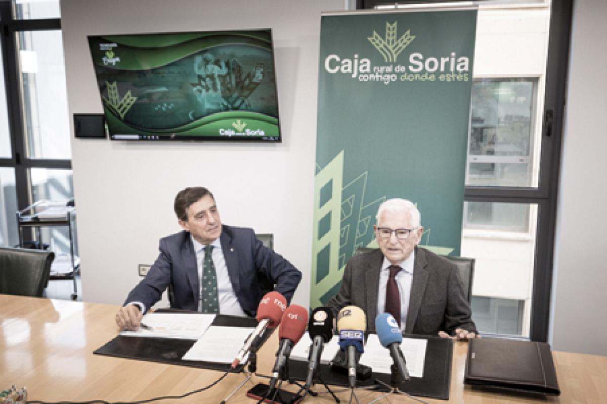 Carlos Martínez Izquierdo posa junto a Juan Manuel Ruiz Liso en la Rueda de Prensa