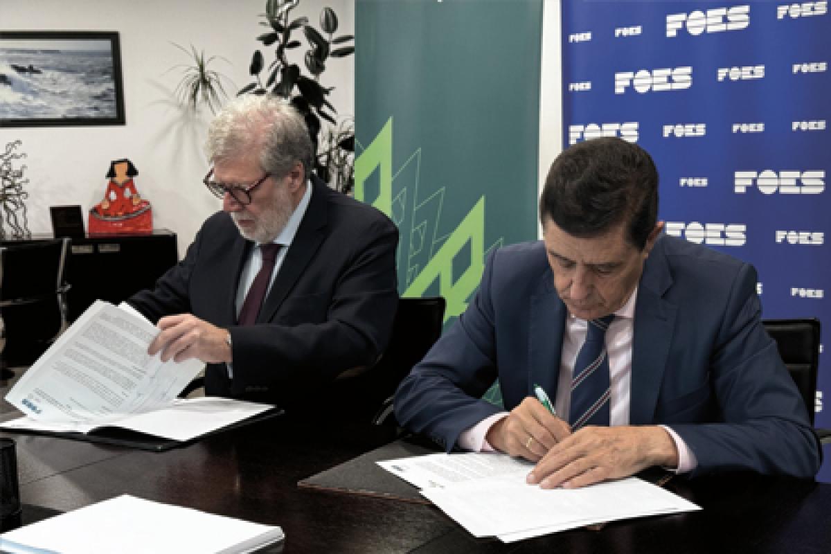 Carlos Martínez Izquierdo, presidente de Caja Rural de Soria, y Santiago Aparicio, presidente de FOES, firman el acuerdo