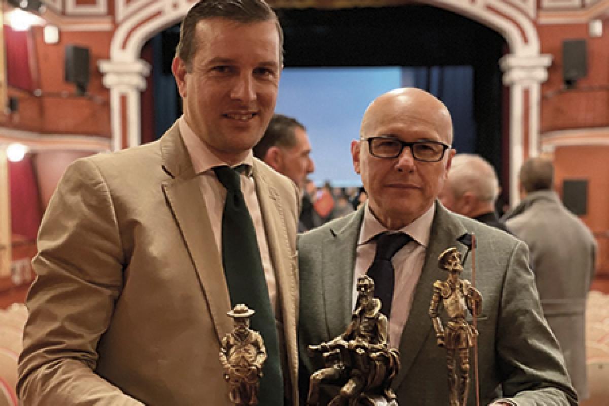 Juan Antonio Tierno, responsable de Instituciones, y Fernando Bermejo, director de la oficina de Alcalá, posan con los trofeos