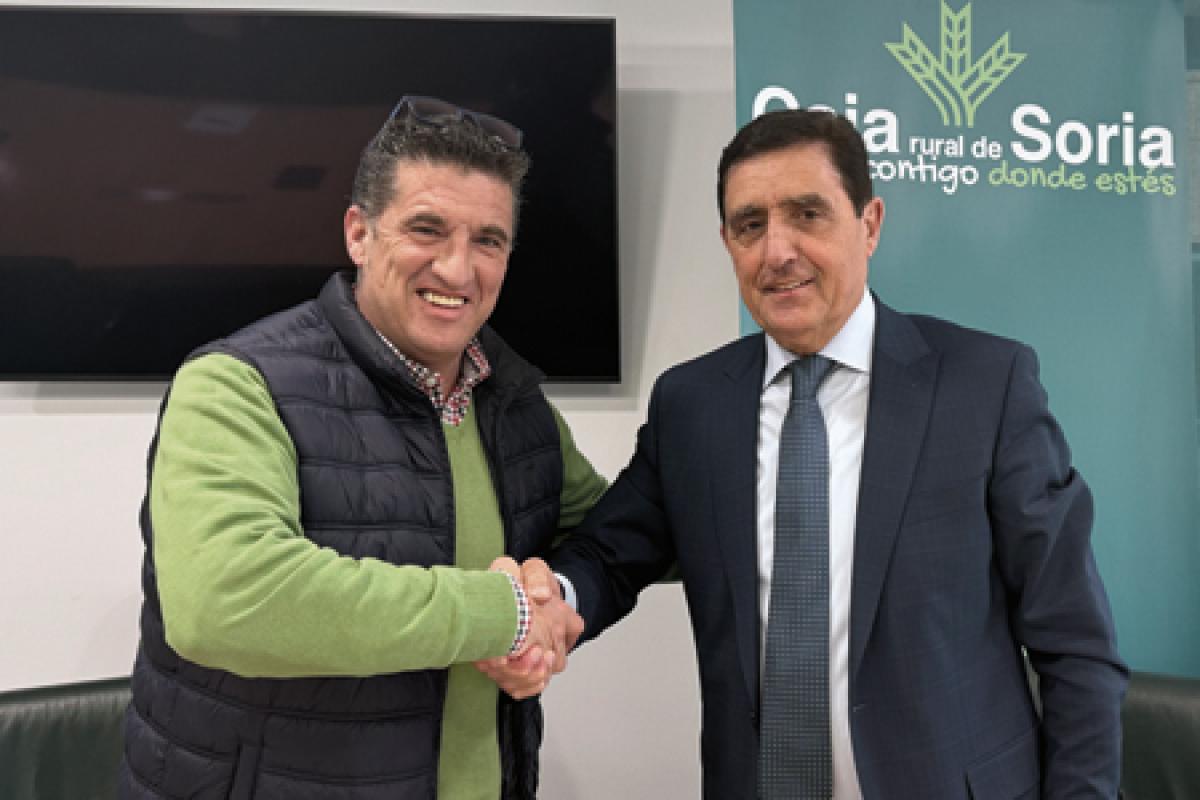 El presidente de Caja Rural de Soria, Carlos Martínez Izquierdo, y el presidente del CD Golmayo Camaretas, Roberto Ayensa, estrechan su mano