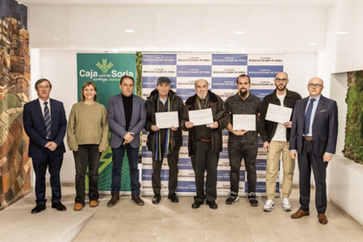 Premiados e Instituciones posan para la foto