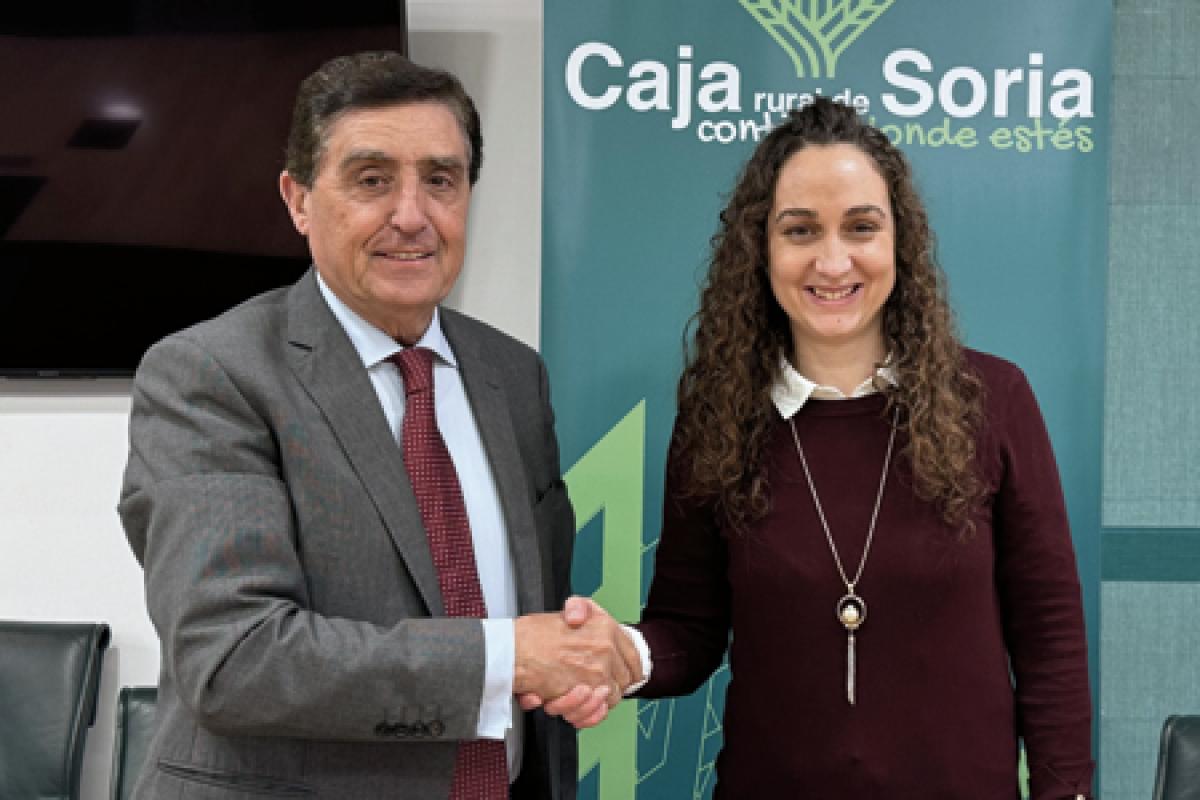 Carlos Martínez Izquierdo, presidente de Caja Rural de Soria, y Carolina Romero Plazas, alcaldesa de Abejar, se estrechan la mano