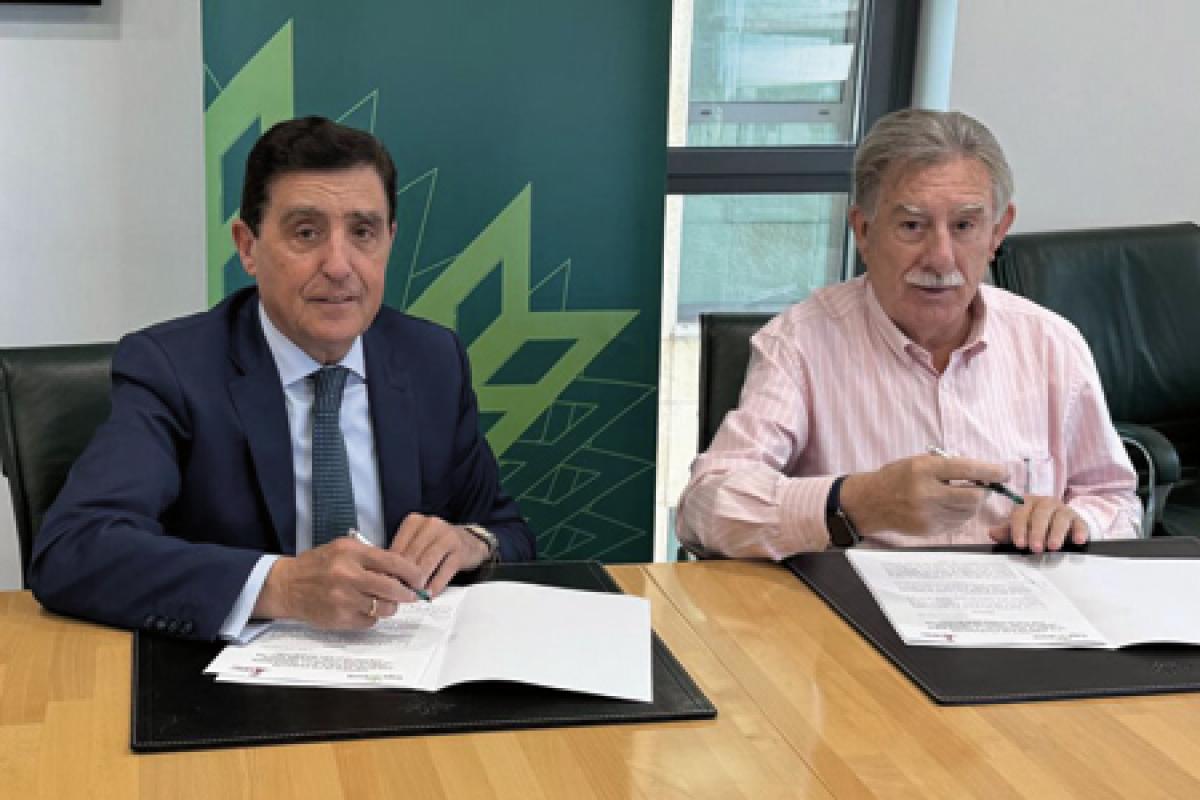  Carlos Martínez Izquierdo, presidente del Consejo Rector de Caja Rural de Soria, y José Luis García Romero, presidente de ASAMIS firman el convenio